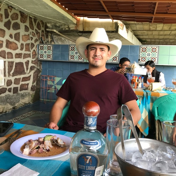 Meet your Posher, Luis - Picture 1 of 1